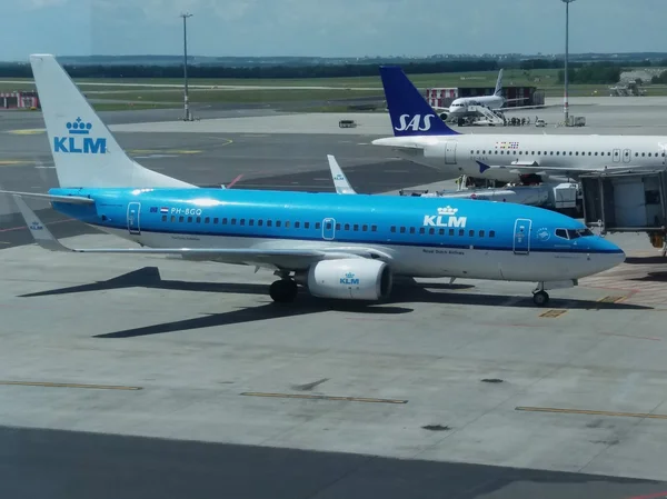 KLM Royal Dutch Airlines letadlo v Praze — Stock fotografie