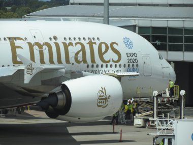 Prague, Çek Cumhuriyeti - Temmuz 2016 yaklaşık: dünyanın en büyük yolcu uçağı Airbus A380 Vaclav Havel Uluslararası Havaalanı'nda Emirates Havayolları