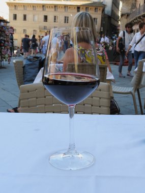 Siena, İtalya - Temmuz 2016 yaklaşık: Bir bardak kırmızı şarap