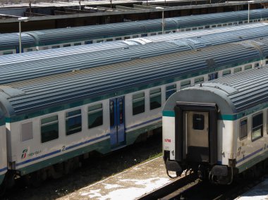 Siena, İtalya - Temmuz 2016 yaklaşık: Ayrıntılı bir istasyonu Park tren antrenörlerin