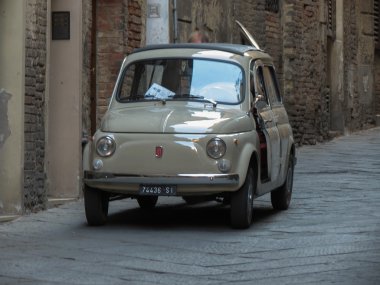 Siena, İtalya - Temmuz 2016 yaklaşık: Fiat 500 araba steyşın tersine çevrilmiş kapılar