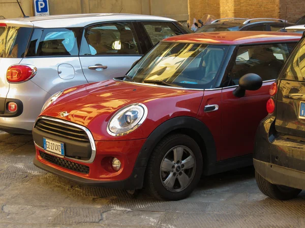 Siena Itália Circa Julho 2016 Mini Cooper Vermelho Estacionado Uma — Fotografia de Stock