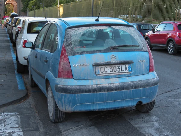 Azul claro Citroen C3 carro encoberto com lama — Fotografia de Stock