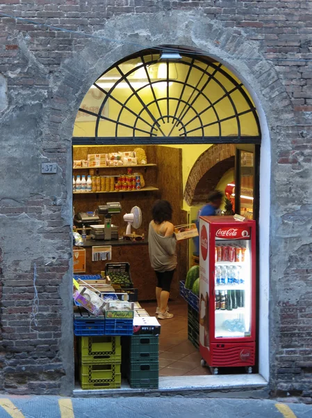 Siena Talya Temmuz 2016 Yaklaşık Yeşil Bakkal Mağaza Önünde — Stok fotoğraf