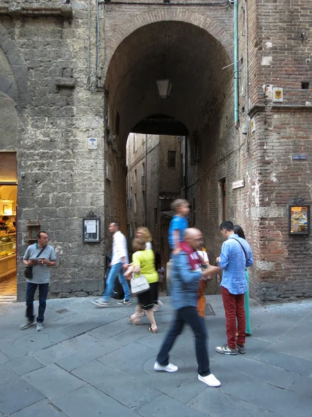 Сієна Італія Circa 2016 Липня Середньовічні Вузька Вулиця Серед Туристів — стокове фото