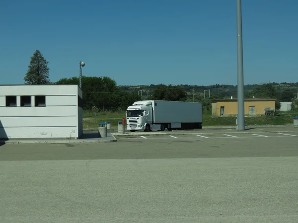 Roma Italia Circa Julio 2016 Camión Blanco Estacionado Área Servicio —  Fotos de Stock