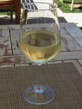 bir kadeh beyaz şarap bir tablo