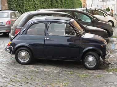 Rome, İtalya - Temmuz 2016 yaklaşık: siyah Fiat 500 araba şehir merkezinin bir sokakta