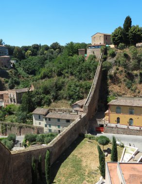 Siena, İtalya - Ortaçağ şehir surları detayını eski şehir merkezinin görünümü