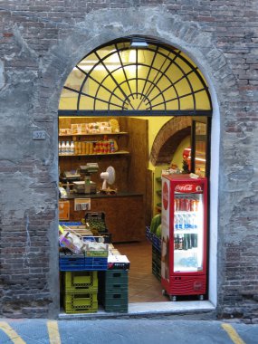 Siena, İtalya - Temmuz 2016 yaklaşık: yeşil bakkal mağaza önünde