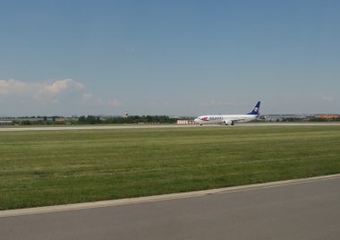 Prague, Çek Cumhuriyeti - Haziran 2016 yaklaşık: Prag Havaalanı Pist bir uçak ile