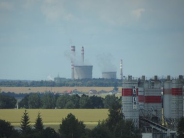 Prague, Çek Cumhuriyeti - Temmuz 2016 yaklaşık: güç istasyonu yakınında türbülans ile Prag Havaalanı