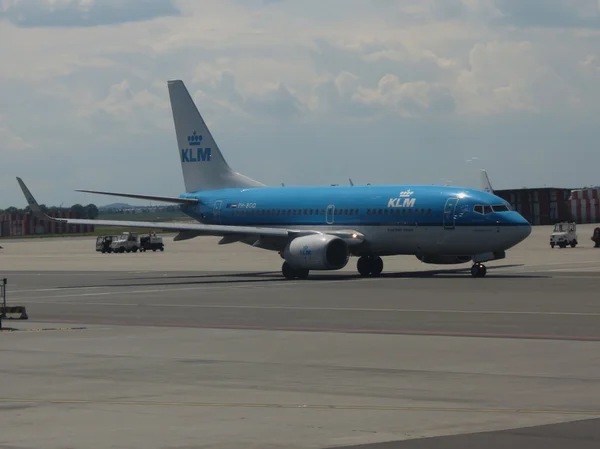 KLM Royal Dutch Airlines vliegtuig in Praag — Stockfoto