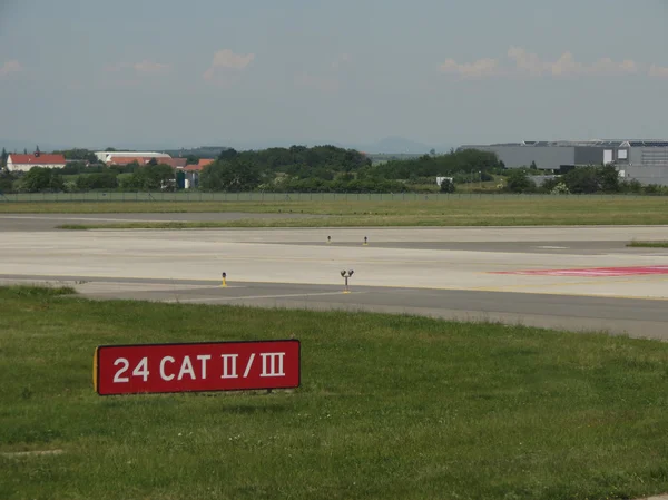 Prague airport runway — Stock Photo, Image