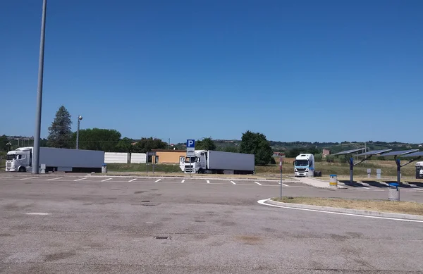 Roma Itália Circa Julho 2016 Camiões Brancos Estacionados Área Serviço — Fotografia de Stock