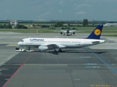 Prague, Çek Cumhuriyeti - Haziran 2016 yaklaşık: Airbus A320-200 taksi sırasında Lufthansa Havayolları