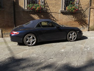 Rome, İtalya - Temmuz 2016 yaklaşık: şehir merkezinin bir sokakta park edilmiş siyah spor cabrio araba