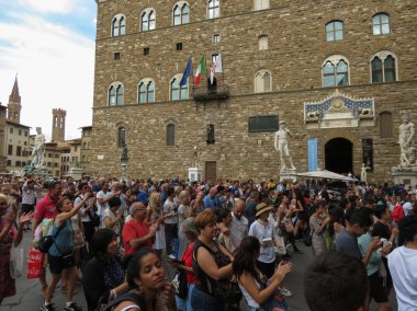 Florence, İtalya - Temmuz 2016 yaklaşık: bir canlı müzik performansı izlemek izleyici kalabalık