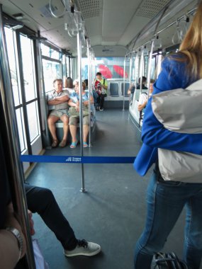 Prague, Çek Cumhuriyeti - Temmuz 2016 yaklaşık: tanımlanamayan yolcu uçak, öncelik yatılı ve ekonomi sınıfı mavi bant tarafından ayrılmış bir Havaalanı Servisi sanatçı