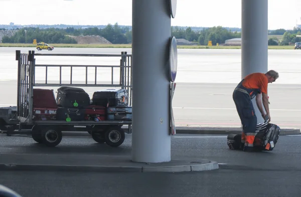 Praga República Checa Circa Julio 2016 Personal Del Aeropuerto Recogiendo —  Fotos de Stock