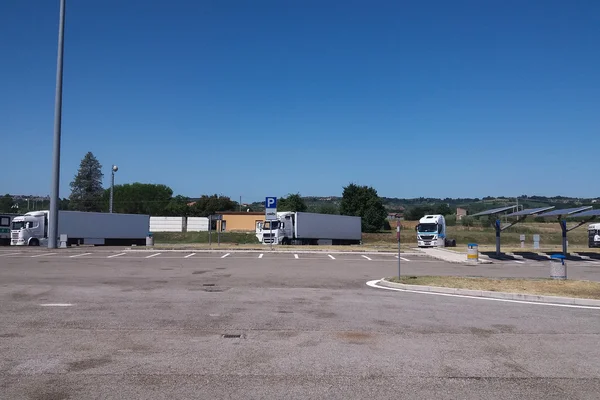 Roma Italia Circa Julio 2016 Camiones Blancos Estacionados Área Servicio —  Fotos de Stock