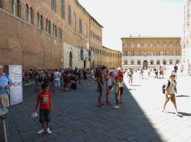 Siena, İtalya - Temmuz 2016 yaklaşık: Katedral Meydanı ve Siena Santa Maria della Scala hastanede turist
