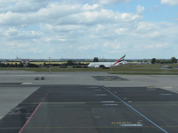 プラハ チェコ共和国 2016 世界最大旅客機ルズィニエ空港国際空港のエミレーツ航空のエアバス A380 — ストック写真