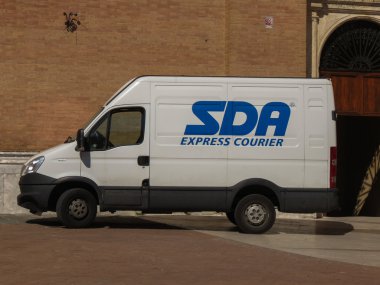Siena, İtalya - Temmuz 2016 yaklaşık: teslim etmek için bir kare içinde park edilmiş beyaz Sda van