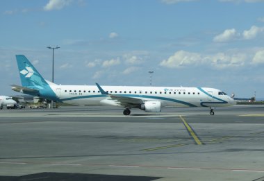 Prague, Çek Cumhuriyeti - Temmuz 2016 yaklaşık: hava Dolomiti Embraer Erj-195lr (Erj-190-200 Lr) pist üzerinde