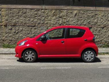 Siena, İtalya - Temmuz 2016 yaklaşık: şehir merkezinin bir sokakta park edilmiş kırmızı Toyota Yaris araba