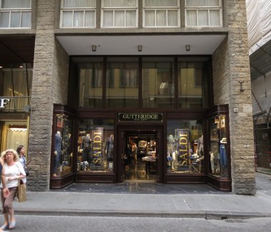 Florence, İtalya - Temmuz 2016 yaklaşık: Gutteridge moda marka mağaza bir sokakta şehir merkezinde
