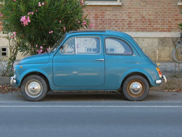 Rom Italien Juli 2016 Hellblauer Fiat 500 Geparkt Einer Straße — Stockfoto