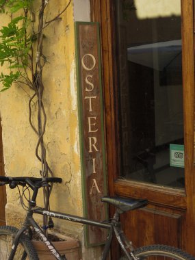 Buonconvento, İtalya - Temmuz 2016 yaklaşık: Osteria (anlam Inn) Insignia sokakta