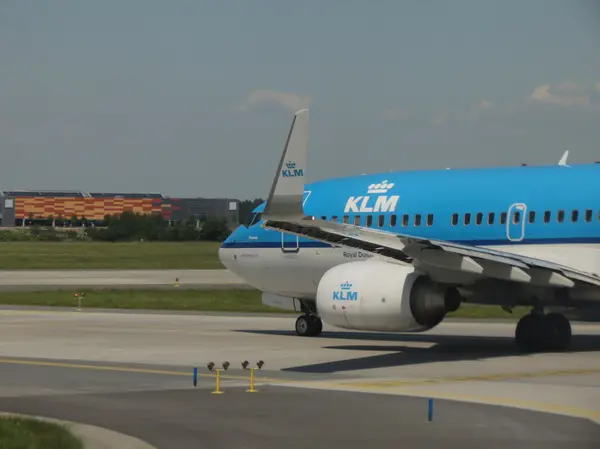 KLM Royal Dutch Airlines vliegtuig in Praag — Stockfoto
