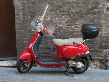 Siena, İtalya - Temmuz 2016 yaklaşık: şehir merkezinin bir sokakta park edilmiş kırmızı Vespa motosiklet