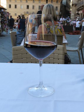 Siena, İtalya - Temmuz 2016 yaklaşık: Bir bardak kırmızı şarap