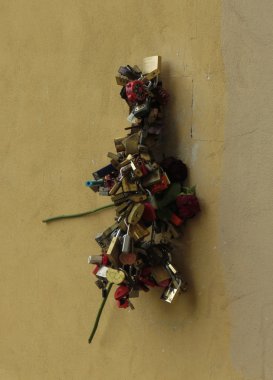 Florence, İtalya - Temmuz 2016 yaklaşık: sonsuz aşk simgelediği bir çit için kilitli aşk kilidi asma kilit Sevgililer