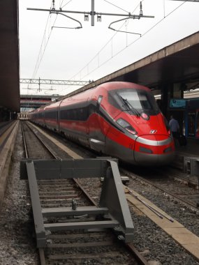 Rome, İtalya - Temmuz 2016 yaklaşık: Roma ana demiryolu istasyonu Roma Termini Park Frecciarossa yüksek hızlı tren