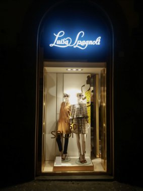 Mağazadaki giysiler