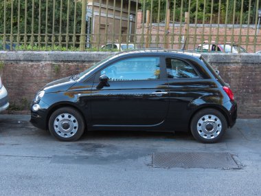 Siena, İtalya - Temmuz 2016 yaklaşık: şehir merkezinin bir sokakta park edilmiş siyah Fiat yeni 500 araba