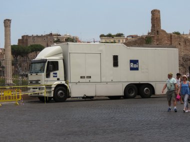 Rome, İtalya - Temmuz 2016 yaklaşık: Roma antik yapıların Park Rai (İtalyan radyo ve Tv Yayın Kurumu) kamyon