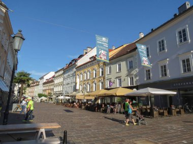 KLAGENFURT, AUSTRIA - CIRCA ECTOBER 2020: Restoranı, dükkanları ve turistleri olan ana cadde