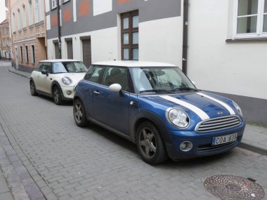 VILNIUS, LITHUANIA - CIRCA APRIL 2017: açık mavi ve açık beyaz Mini araba şehir merkezinin bir caddesinde park edilmiş
