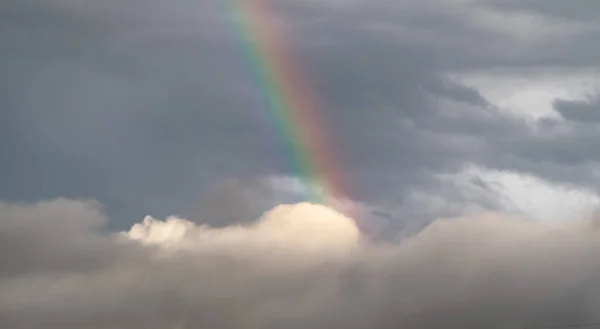 Cielo Con Arcobaleno Dopo Una Forte Tempesta — Foto Stock