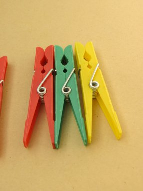kahverengi bir arka plan üzerinde bir grup clothespins dönüştürün 