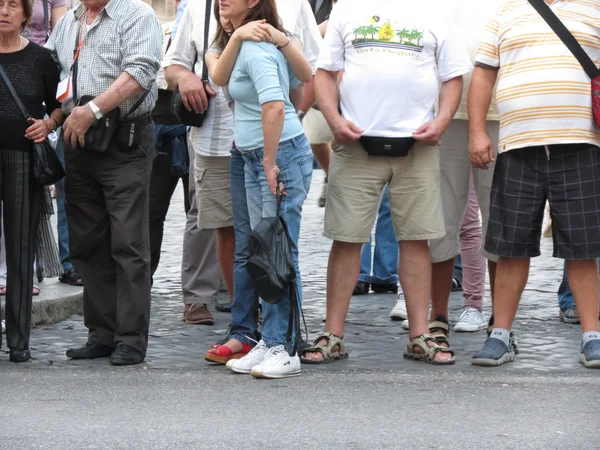 Emberek Átkelés Utcán Gyalogos Átkelőhely — Stock Fotó