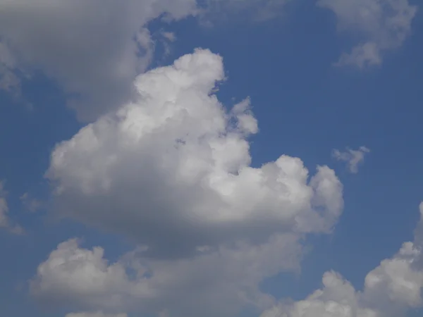 Błękitne Niebo Białymi Chmurami Przydatne Jako Tło — Zdjęcie stockowe
