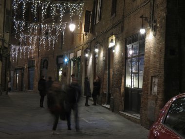 Siena, İtalya - yaklaşık Aralık 2014: görünüm gece ile turistler tarafından şehir merkezinin
