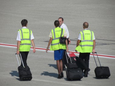 Vienna, Avusturya - Eylül 2014 yaklaşık: onların arabası doğru uçak pist üzerinde taşıyan Ryanair personel