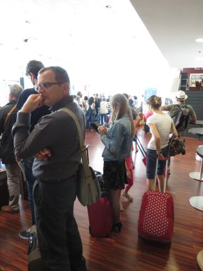 Orio Al Serio, İtalya - Eylül 2014 yaklaşık: Gezginler yatılı için bekliyor kendi arabası ile